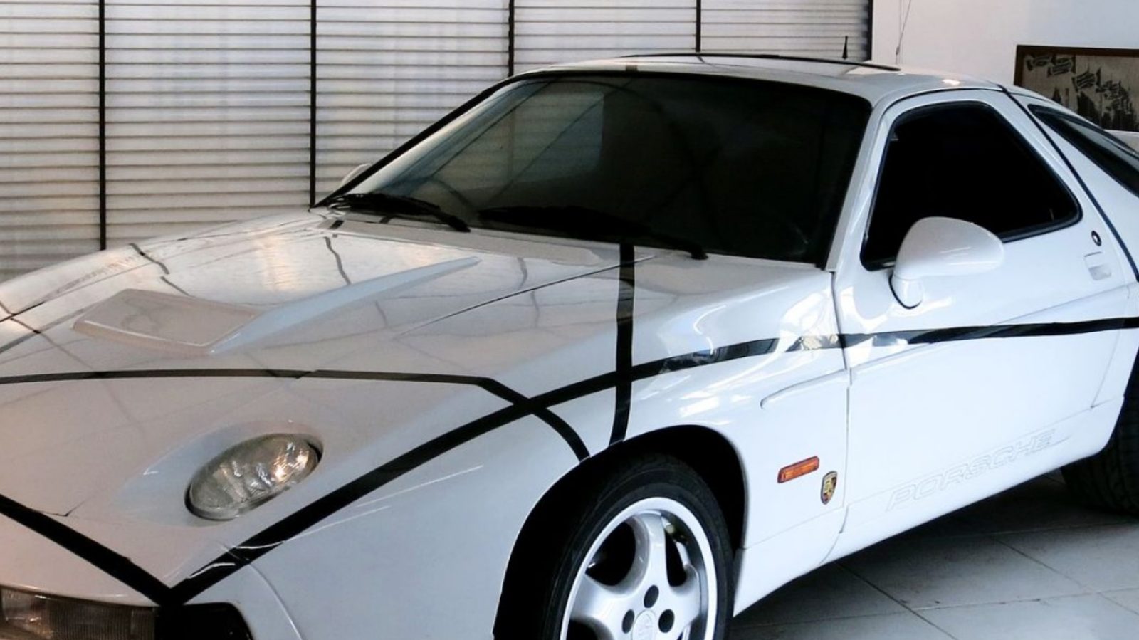 Porsche 928 par François Morellet