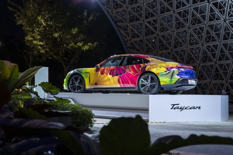 Porsche Taycan par Dale Chihuly