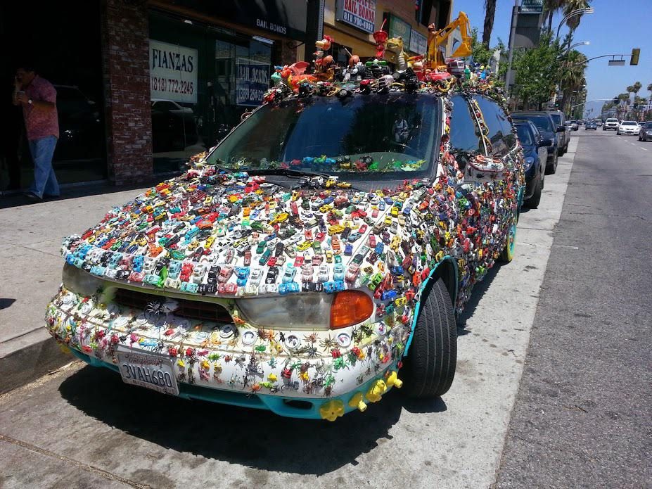 Voiture recouverte de miniatures