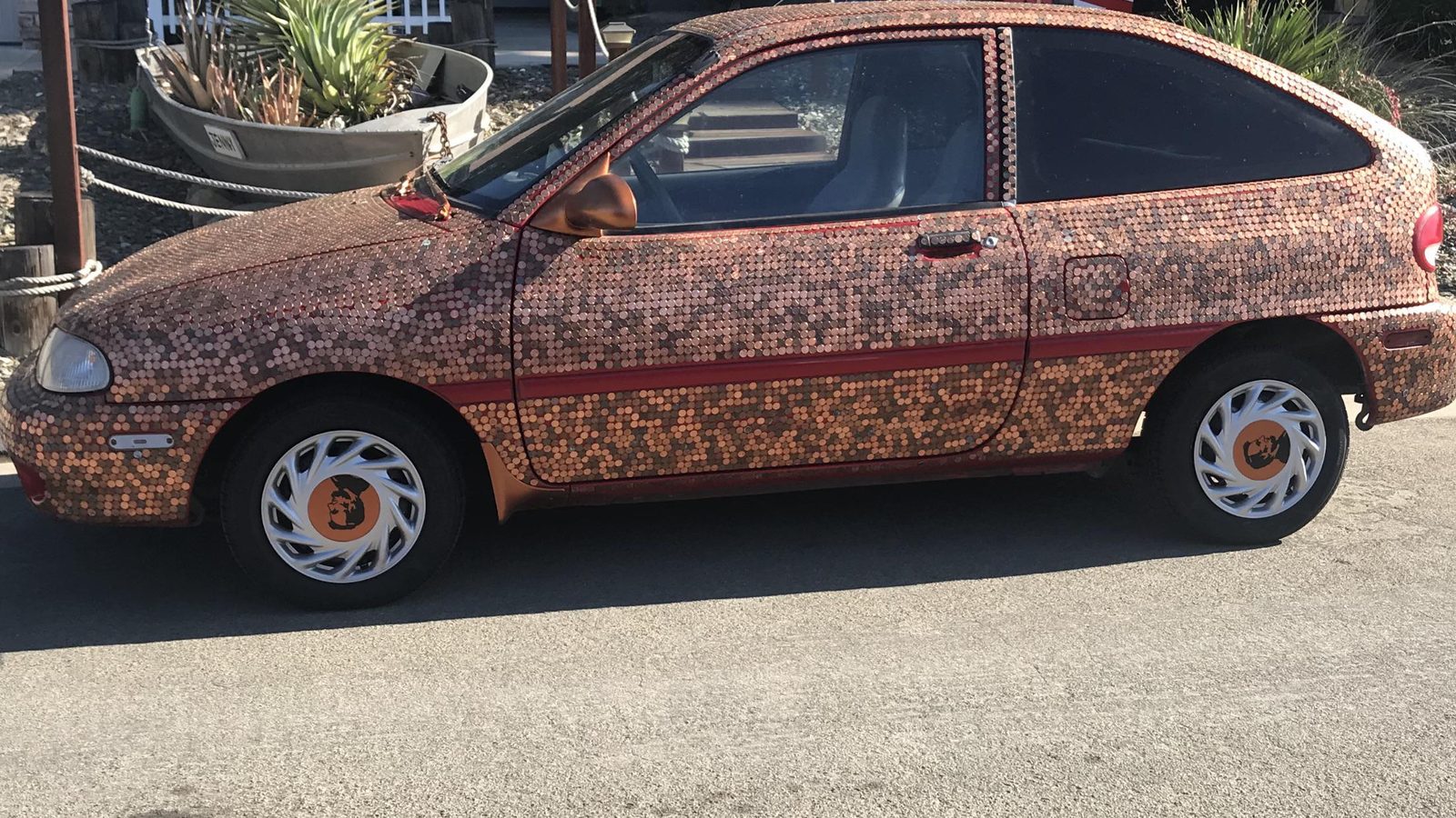 Une voiture recouverte de pièces