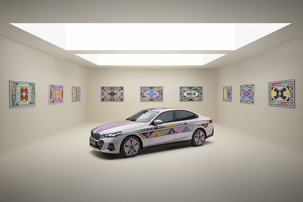 BMW i5 Flow NOSTOKANA, Esther Mahlangu rend son motif vivant
