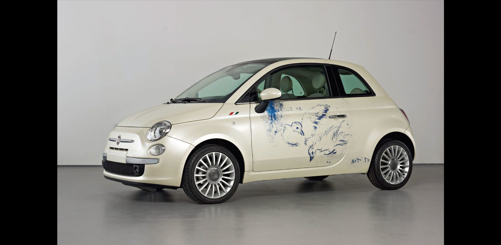 Quatre art cars Fiat 500 par Tracey Emin