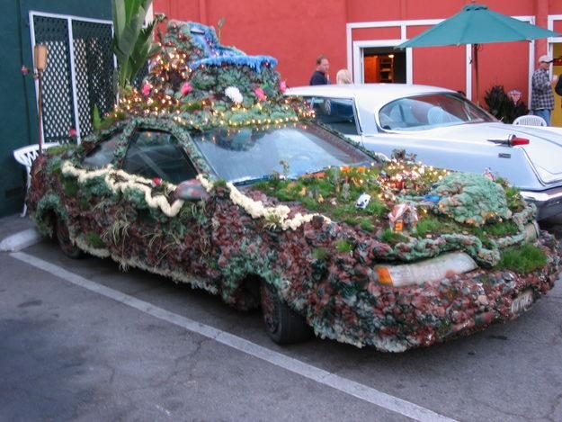 Voiture fleurie
