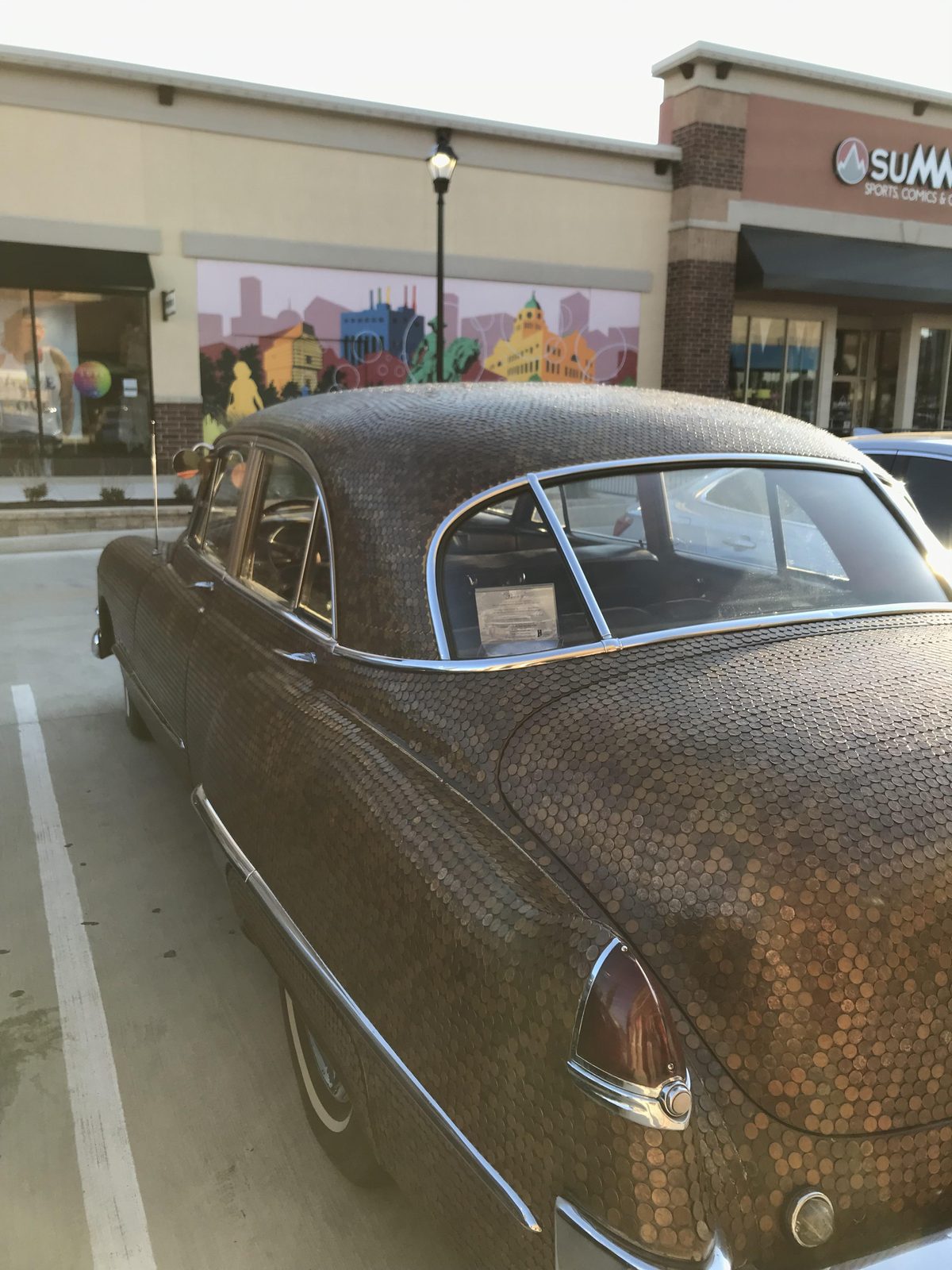 Voiture recouverte de pennies
