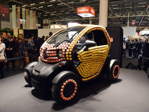 Une Twizy recouverte de 1700 macarons